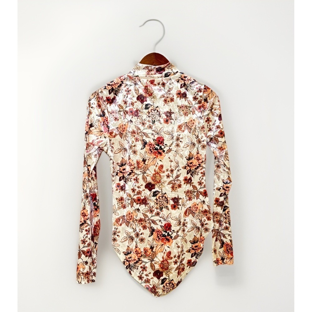 Coco + Jaimeson Velvety Floral Long Sleeve Bodysuit Size L (missing Care Tag) - Picture 5 of 6